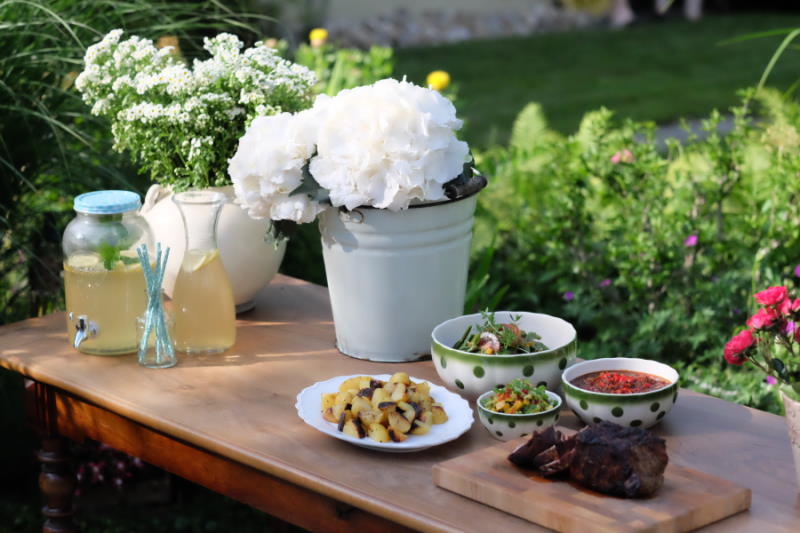 Spaetsommer-Barbecue-Grill-Kartoffeln-Rindshuft-Whisky-Sauce-Avocado-Mango-Bananensalat-Zitronen-Limonade-Minze