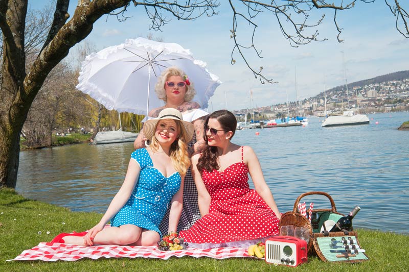 Anne, Regina & Diana - Türkisblaues Pencil-Kleid: Stop Staring Rotes Swing-Kleid: Stop Staring